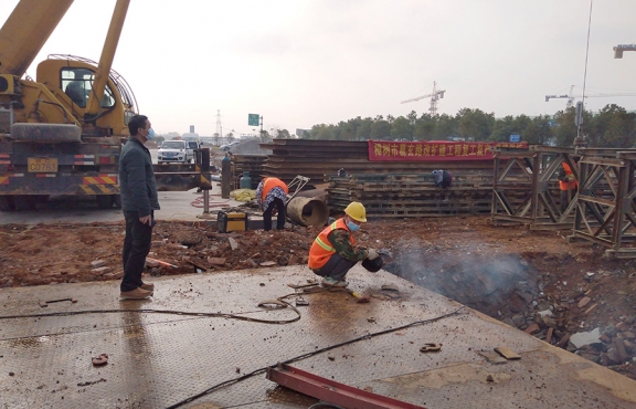 嚴(yán)抓復(fù)工后的疫情防控工作。圖為2020年2月24日樟樹(shù)葛玄路臺(tái)埠中橋便道鋼便橋施工現(xiàn)場(chǎng)